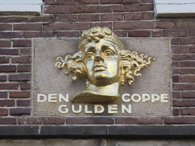 901992 Afbeelding van de gevelsteen 'Den Gulden Coppe', in 1948 gemaakt door de Utrechtse beeldhouwer Pieter d'Hont in ...